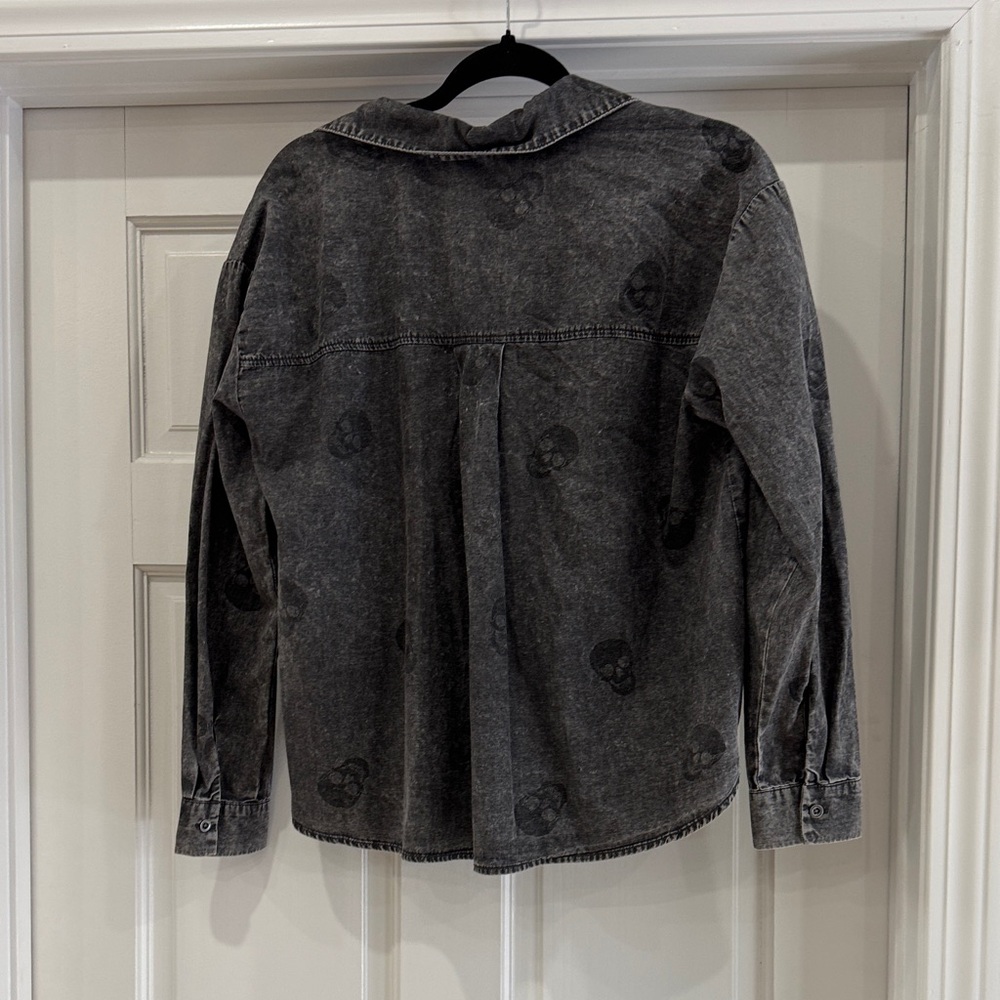 NWT Jane + Delancey Gray Skull Button-Up Shirt - Picture 6 of 10